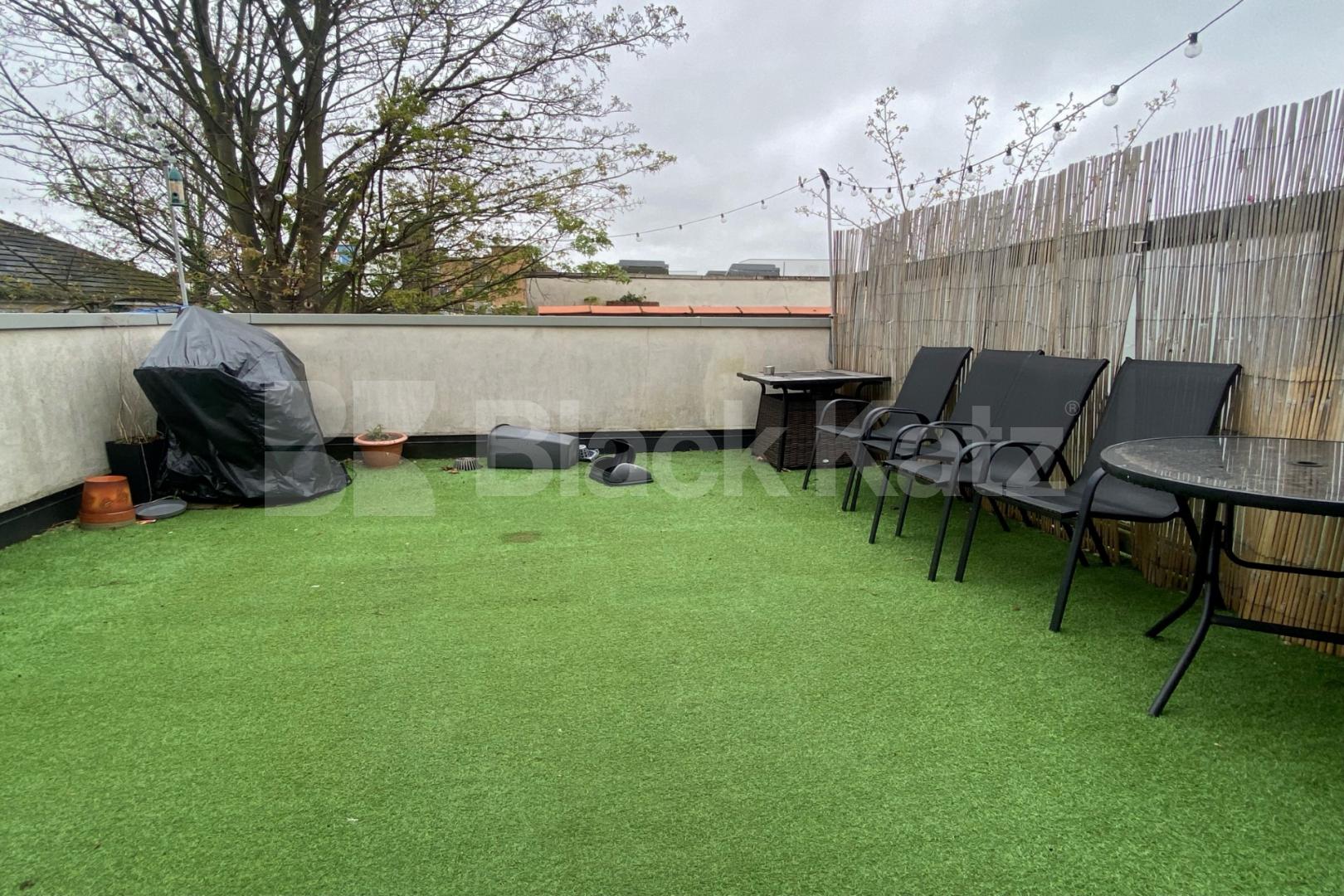 Larger than average (754 Sq.Ft.) with private roof terrace Totterdown Street, Tooting Broadway